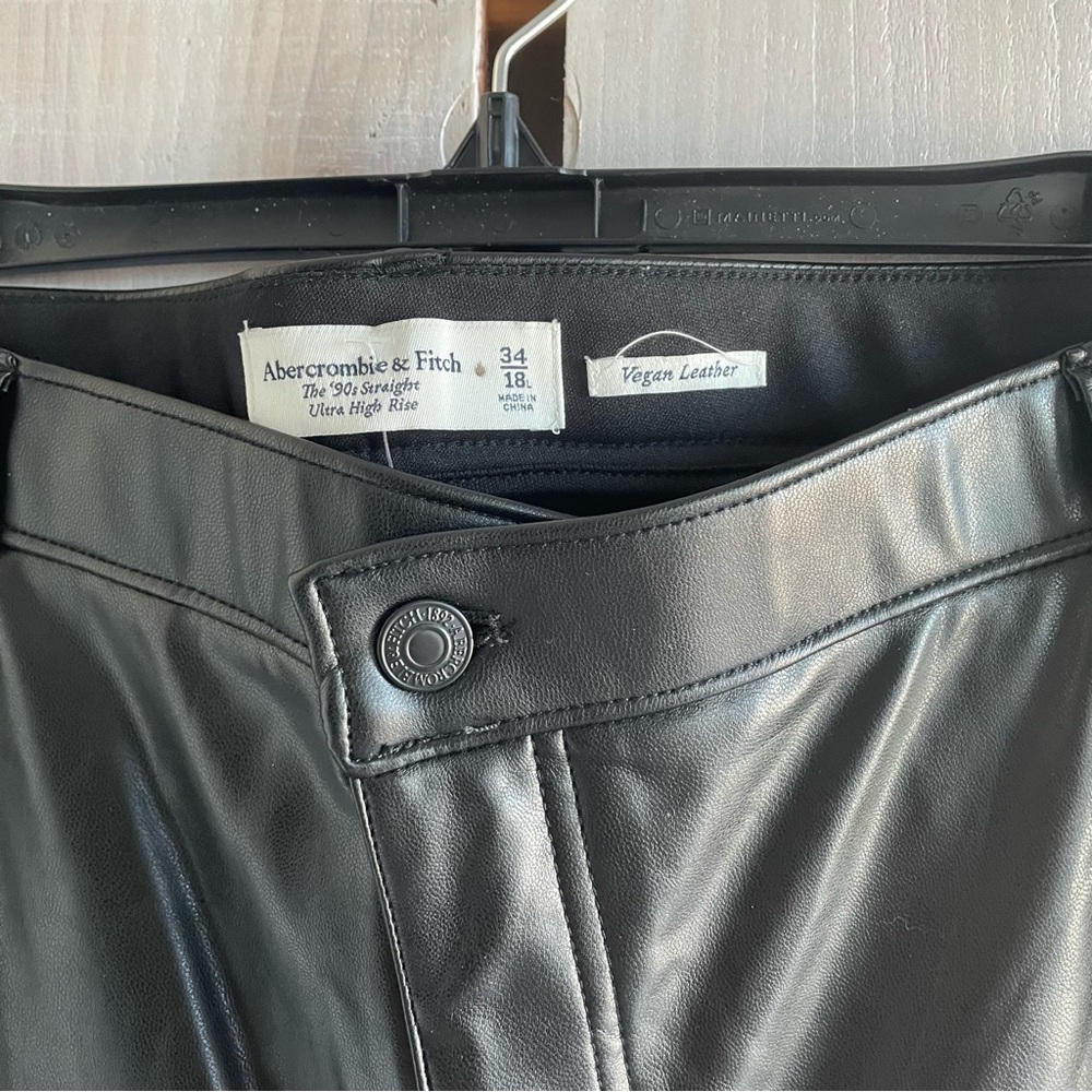 Abercrombie & Fitch Vegan Leather Ultra High Rise 90s Straight Pant - Picture 3 of 4